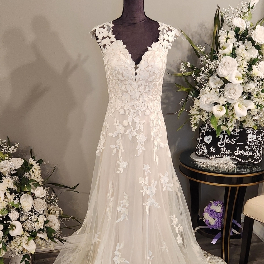 SOLD...Elegant Ivory Lace Wedding Dress
